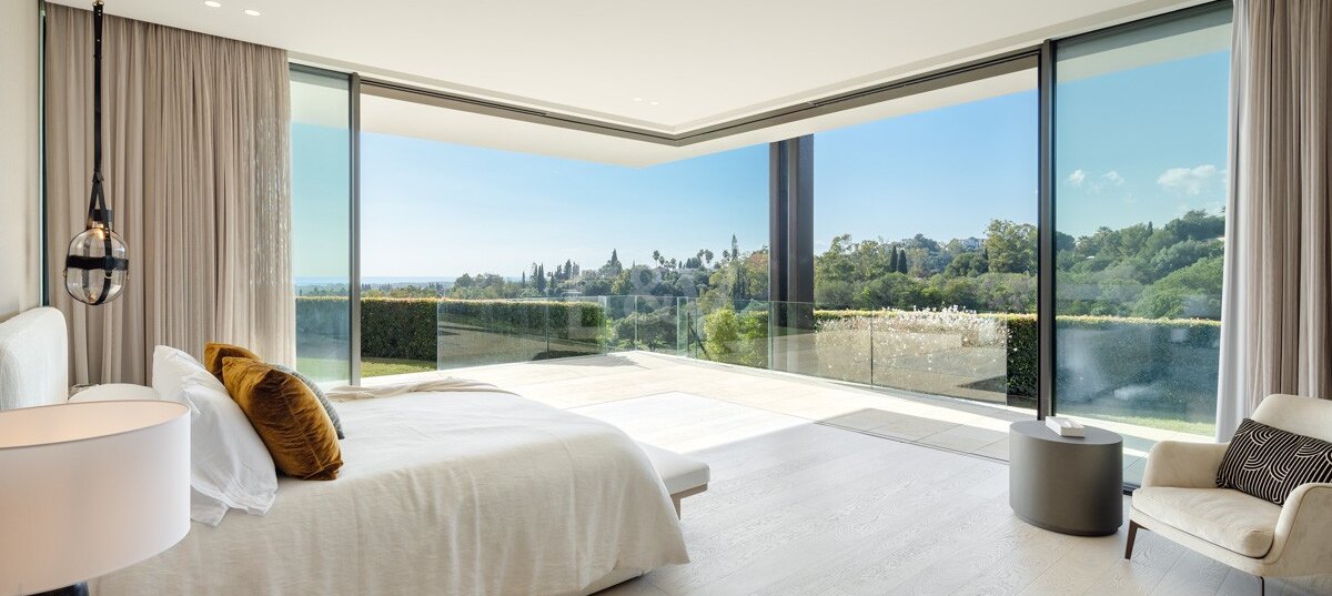 Contemporary Luxury Villa with Panoramic Sea Views in La Quinta