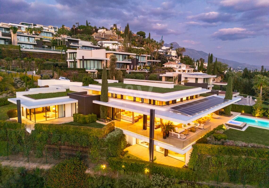 Contemporary Luxury Villa with Panoramic Sea Views in El Herrojo, La Quinta