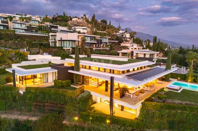 Contemporary Luxury Villa with Panoramic Sea Views in La Quinta