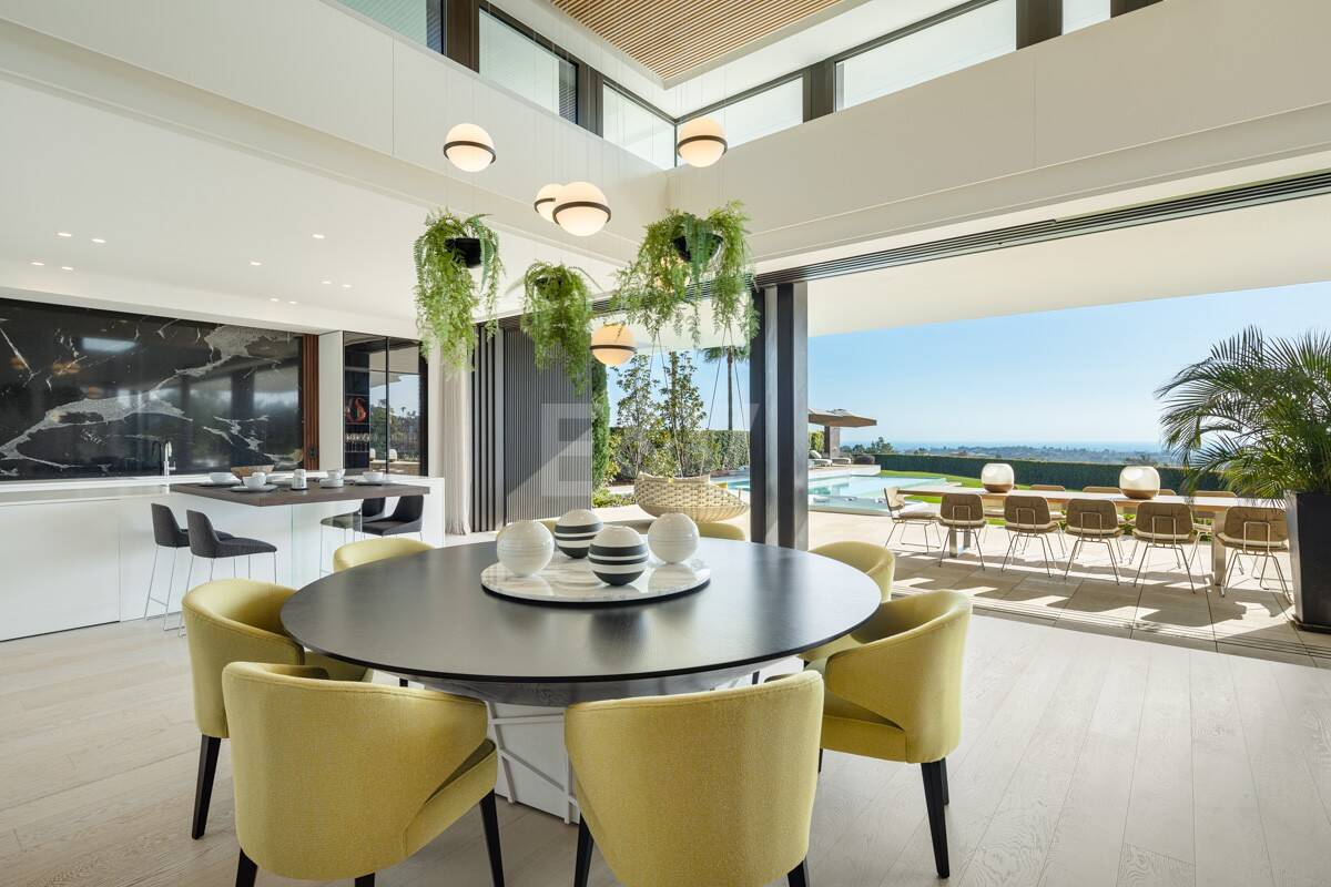 Contemporary Luxury Villa with Panoramic Sea Views in La Quinta