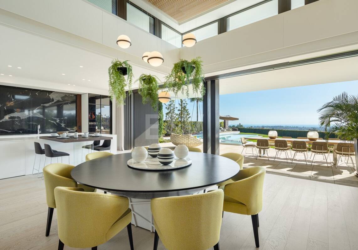 Contemporary Luxury Villa with Panoramic Sea Views in El Herrojo, La Quinta