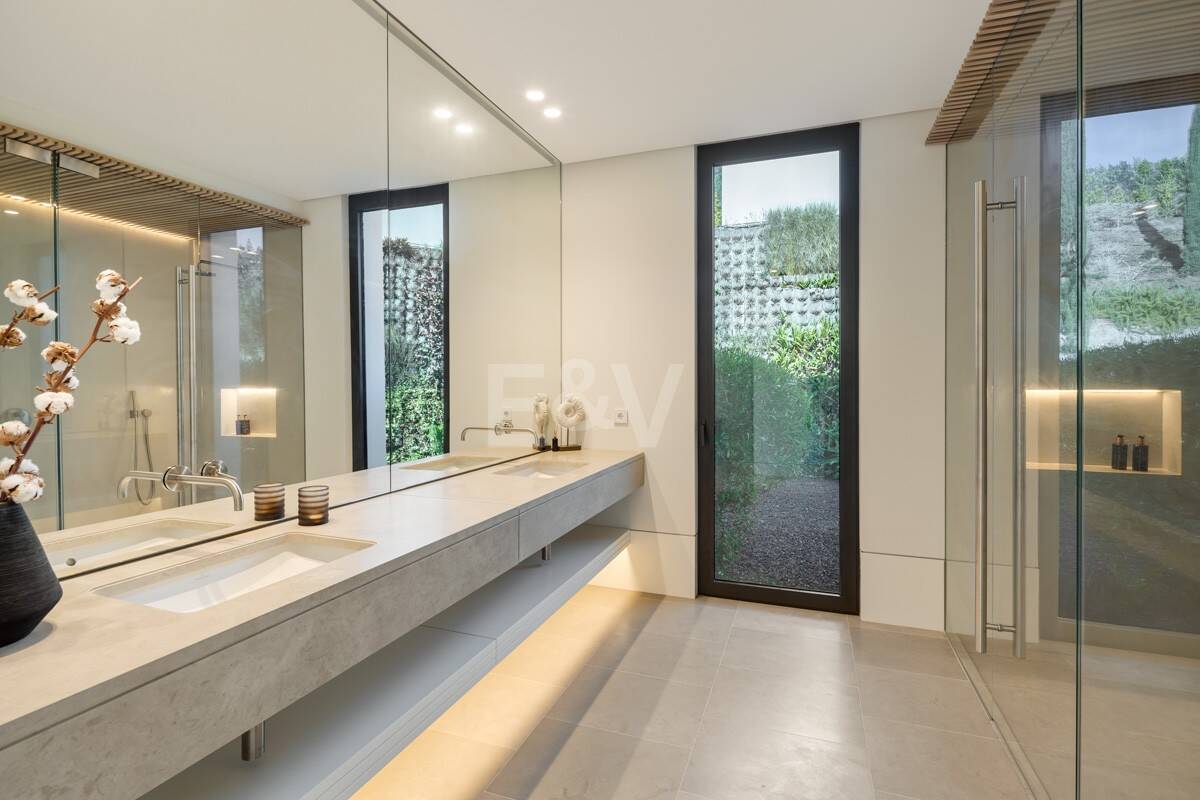 Contemporary Luxury Villa with Panoramic Sea Views in La Quinta