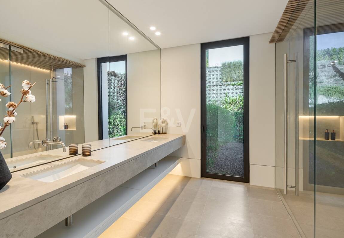 Contemporary Luxury Villa with Panoramic Sea Views in La Quinta