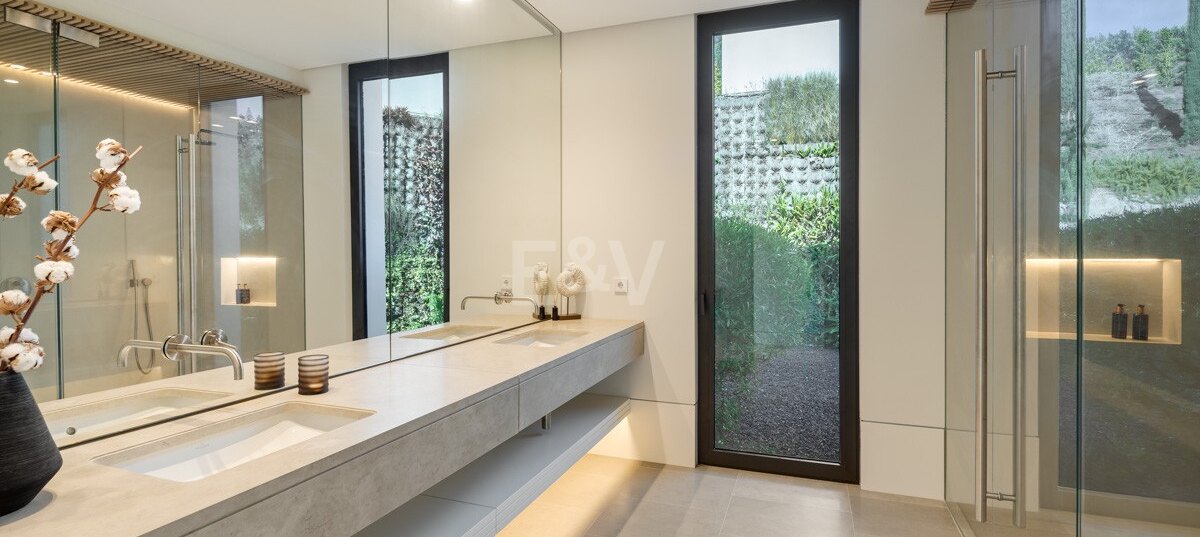 Contemporary Luxury Villa with Panoramic Sea Views in La Quinta