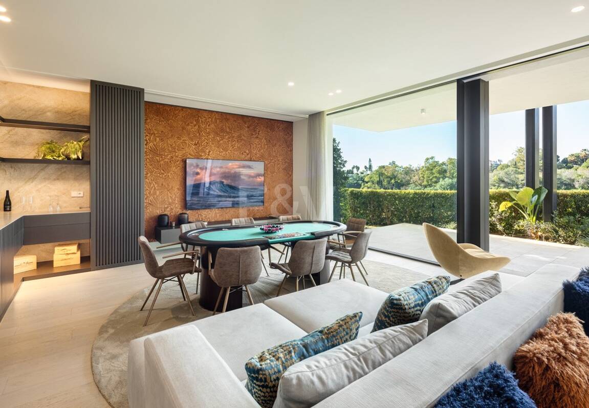 Contemporary Luxury Villa with Panoramic Sea Views in La Quinta