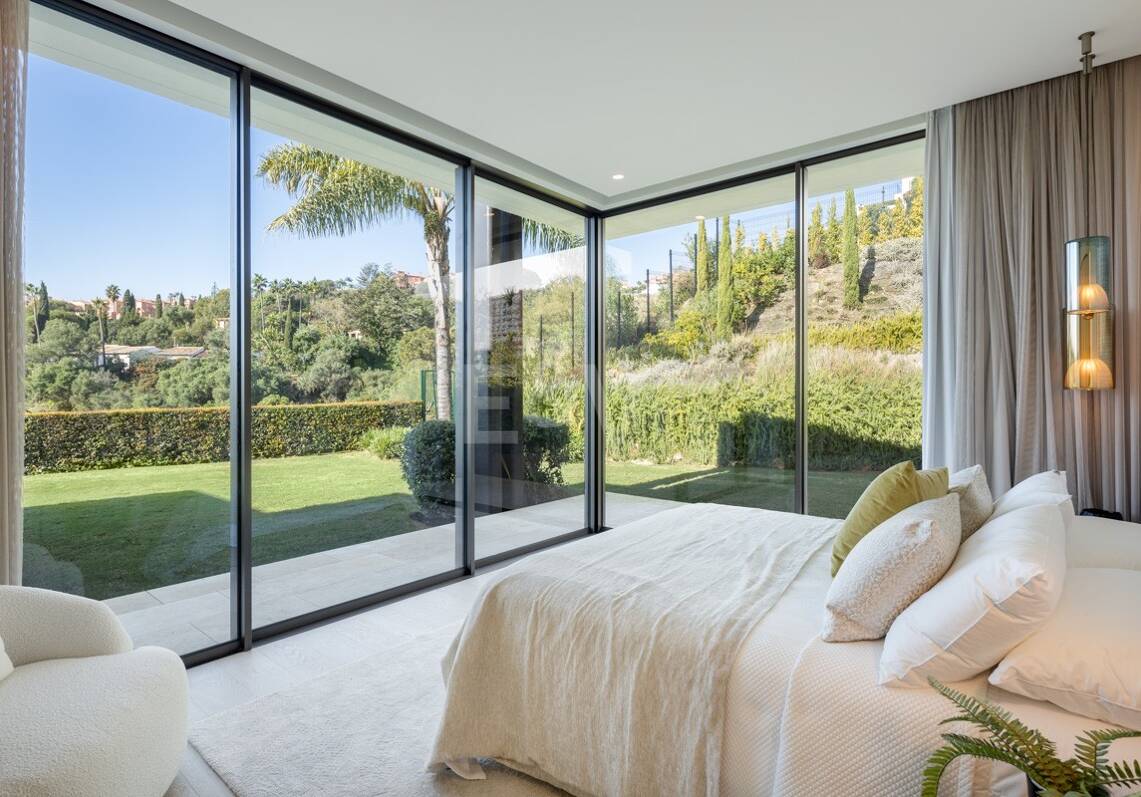 Contemporary Luxury Villa with Panoramic Sea Views in El Herrojo, La Quinta