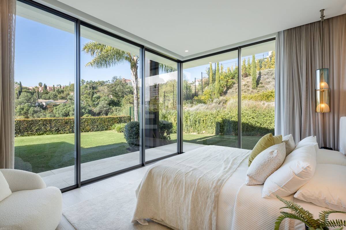 Contemporary Luxury Villa with Panoramic Sea Views in La Quinta