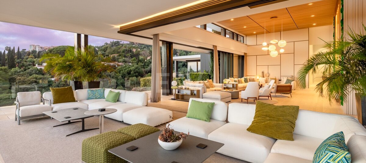 Contemporary Luxury Villa with Panoramic Sea Views in La Quinta