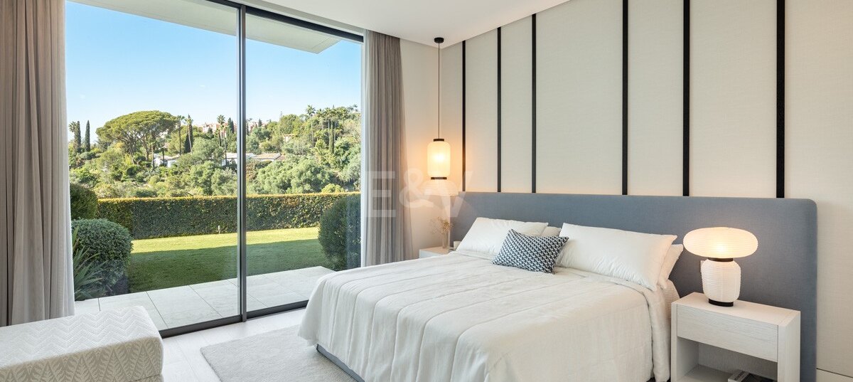 Contemporary Luxury Villa with Panoramic Sea Views in La Quinta