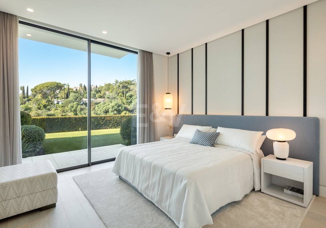 Contemporary Luxury Villa with Panoramic Sea Views in El Herrojo, La Quinta