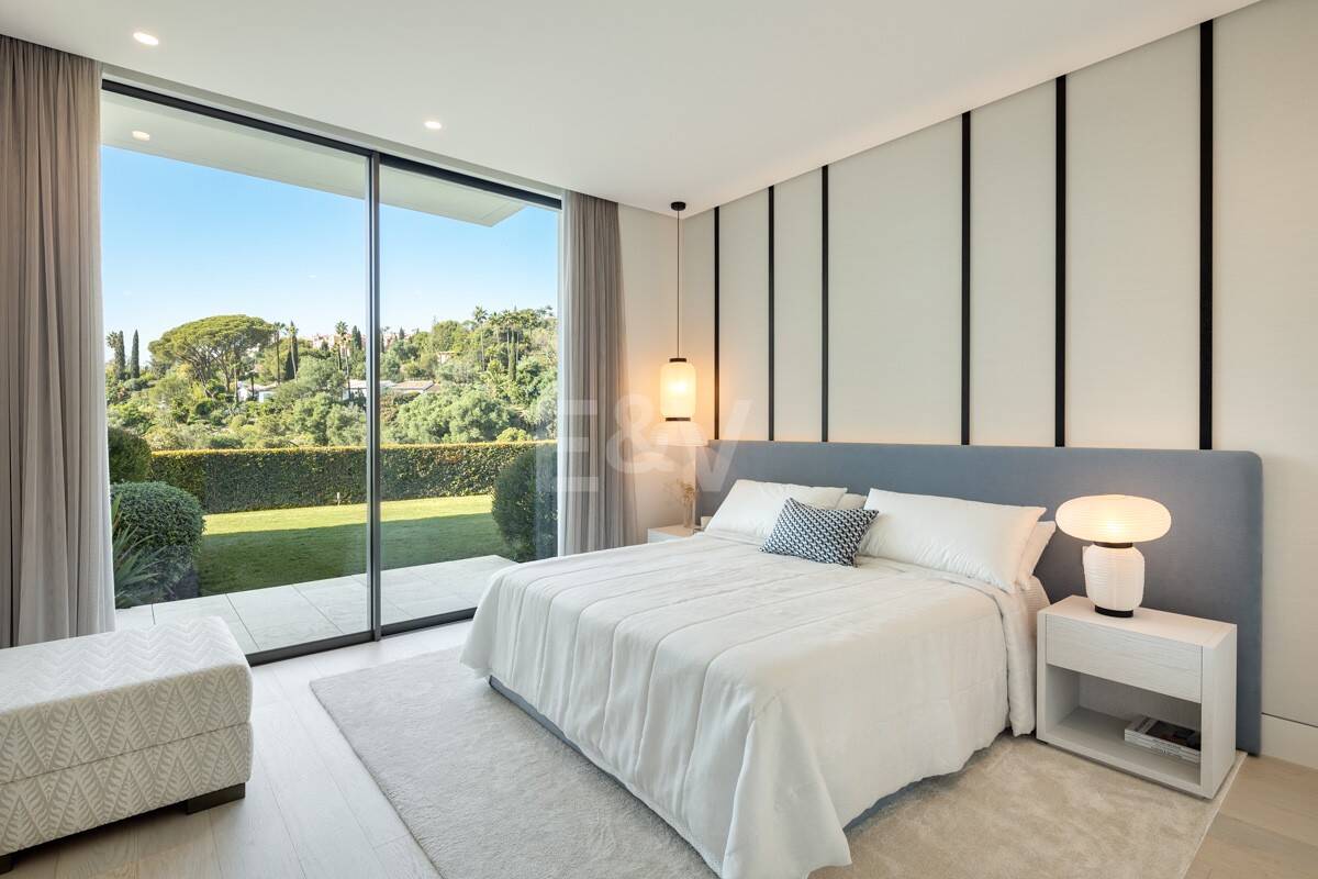 Contemporary Luxury Villa with Panoramic Sea Views in La Quinta