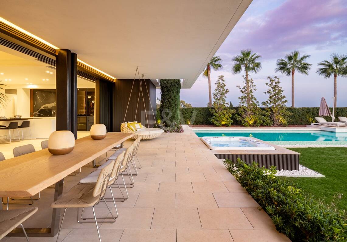 Contemporary Luxury Villa with Panoramic Sea Views in El Herrojo, La Quinta