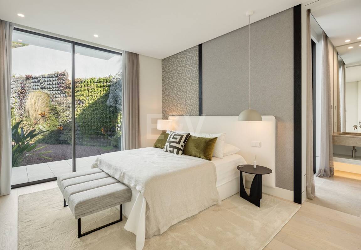 Contemporary Luxury Villa with Panoramic Sea Views in La Quinta