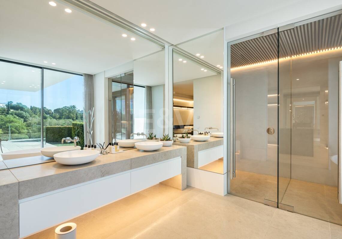 Contemporary Luxury Villa with Panoramic Sea Views in El Herrojo, La Quinta