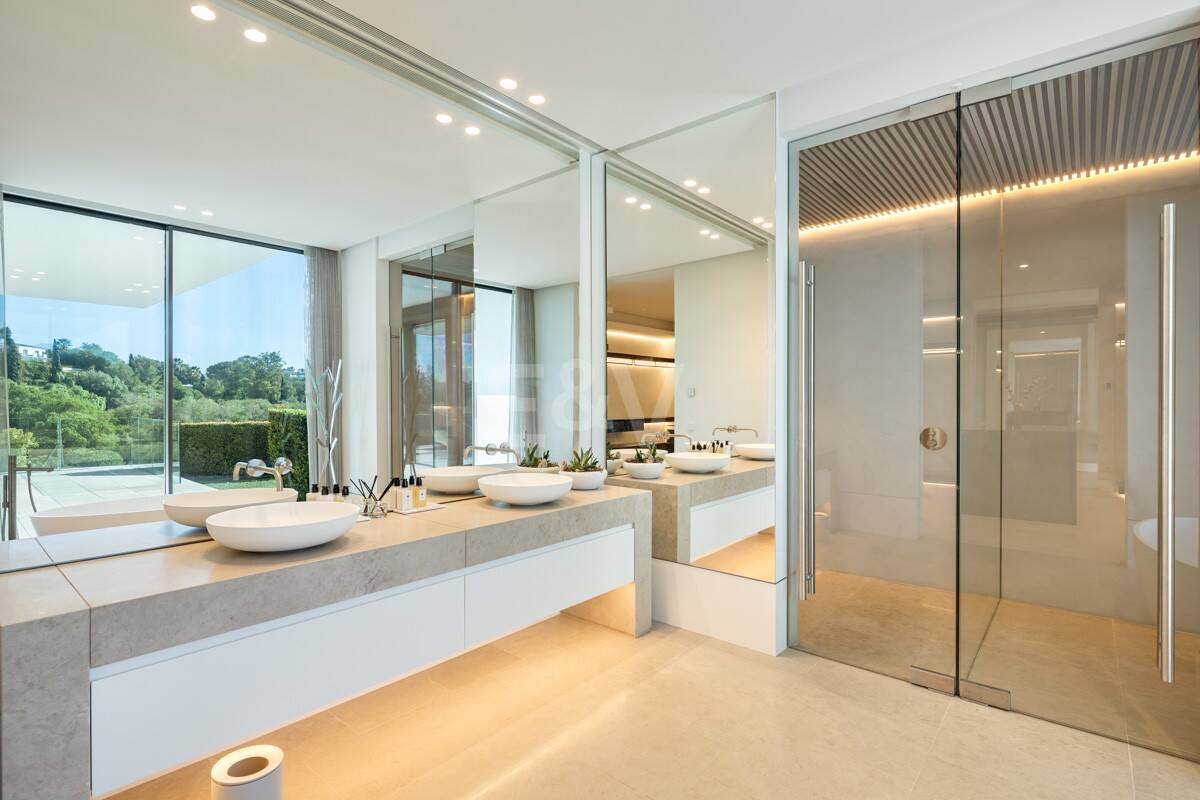 Contemporary Luxury Villa with Panoramic Sea Views in La Quinta