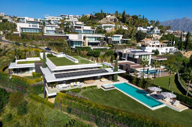 Contemporary Luxury Villa with Panoramic Sea Views in La Quinta