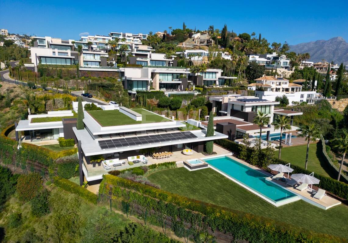 Contemporary Luxury Villa with Panoramic Sea Views in El Herrojo, La Quinta