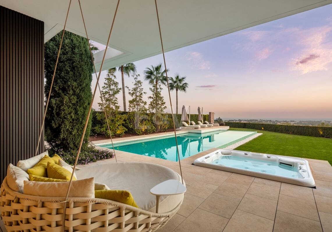 Contemporary Luxury Villa with Panoramic Sea Views in El Herrojo, La Quinta