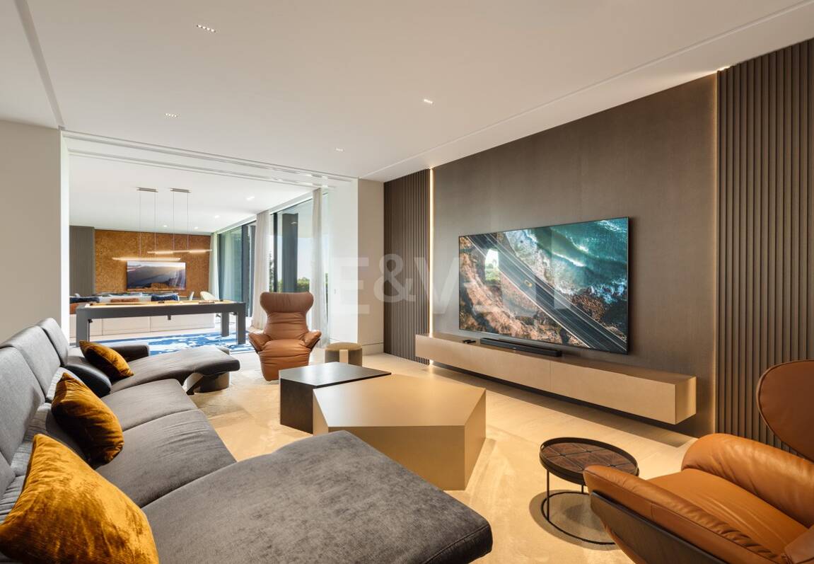 Contemporary Luxury Villa with Panoramic Sea Views in La Quinta