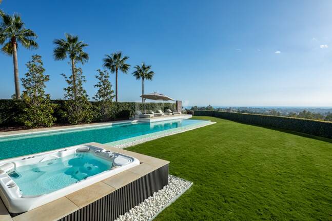 Contemporary Luxury Villa with Panoramic Sea Views in La Quinta