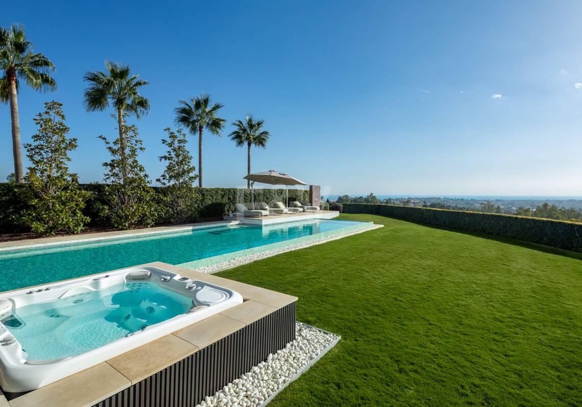 Contemporary Luxury Villa with Panoramic Sea Views in El Herrojo, La Quinta