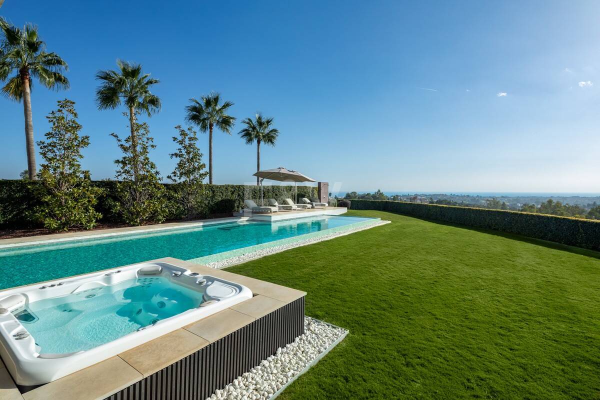Contemporary Luxury Villa with Panoramic Sea Views in La Quinta
