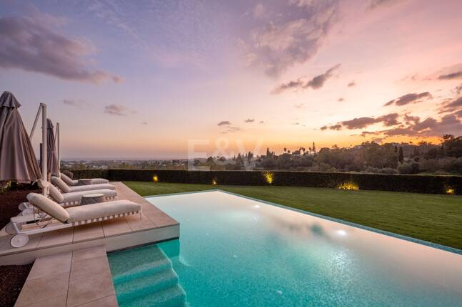 Contemporary Luxury Villa with Panoramic Sea Views in La Quinta