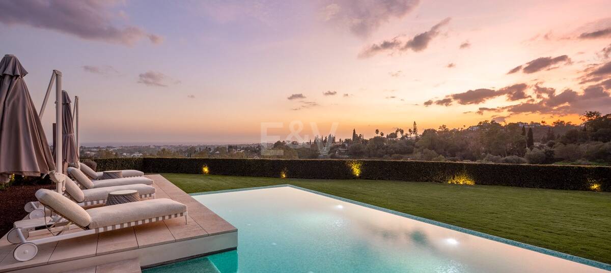 Moderne Luxusvilla mit Panoramablick auf das Meer in La Quinta