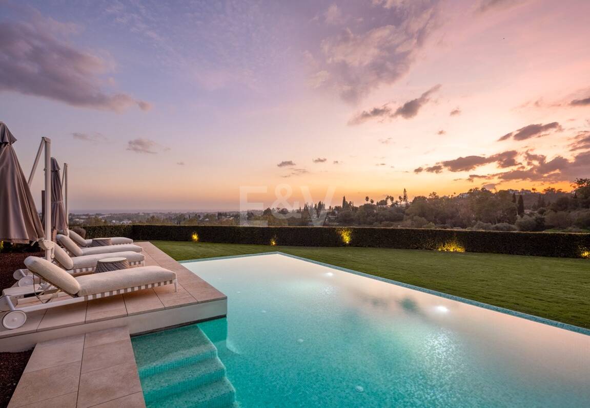 Contemporary Luxury Villa with Panoramic Sea Views in La Quinta