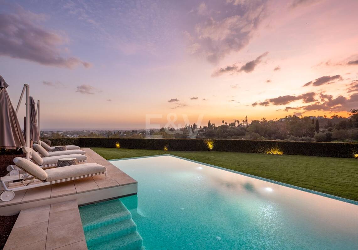 Contemporary Luxury Villa with Panoramic Sea Views in El Herrojo, La Quinta