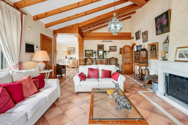 Casa familiar de estilo andaluz a poca distancia de la playa