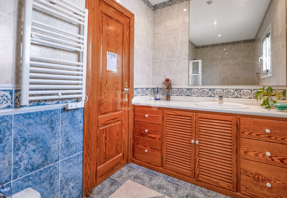 Casa familiar de estilo andaluz a poca distancia de la playa