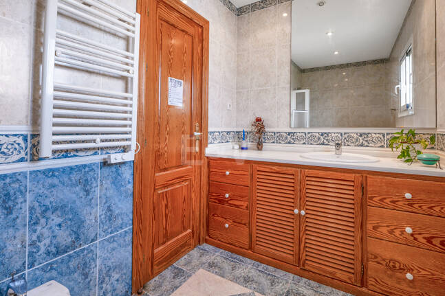 Casa familiar de estilo andaluz a poca distancia de la playa