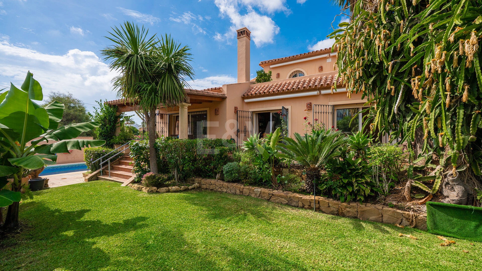 Casa familiar de estilo andaluz a poca distancia de la playa