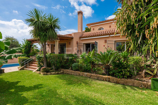 Casa familiar de estilo andaluz a poca distancia de la playa