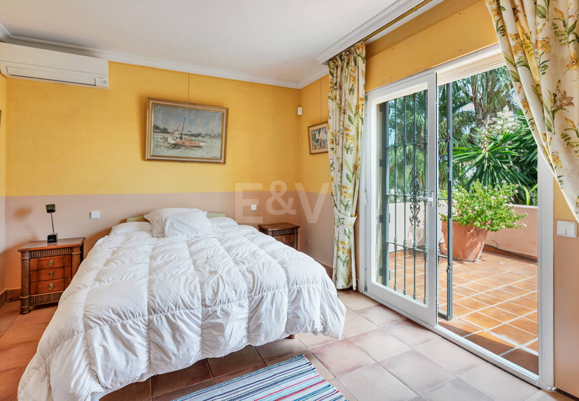 Casa familiar de estilo andaluz a poca distancia de la playa