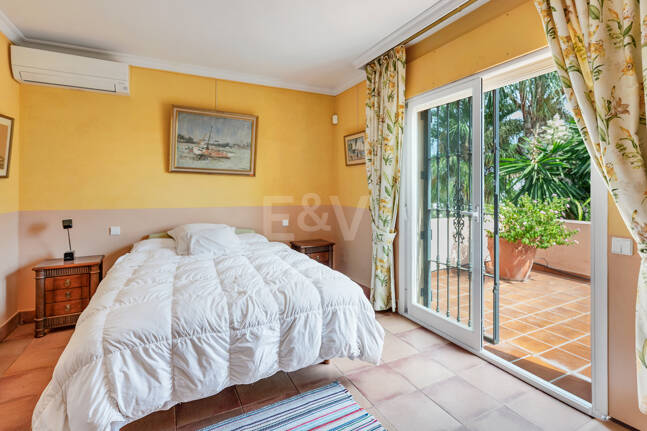 Casa familiar de estilo andaluz a poca distancia de la playa