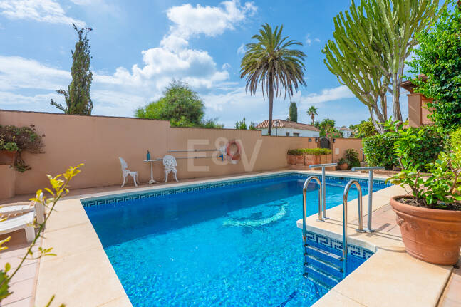 Casa familiar de estilo andaluz a poca distancia de la playa