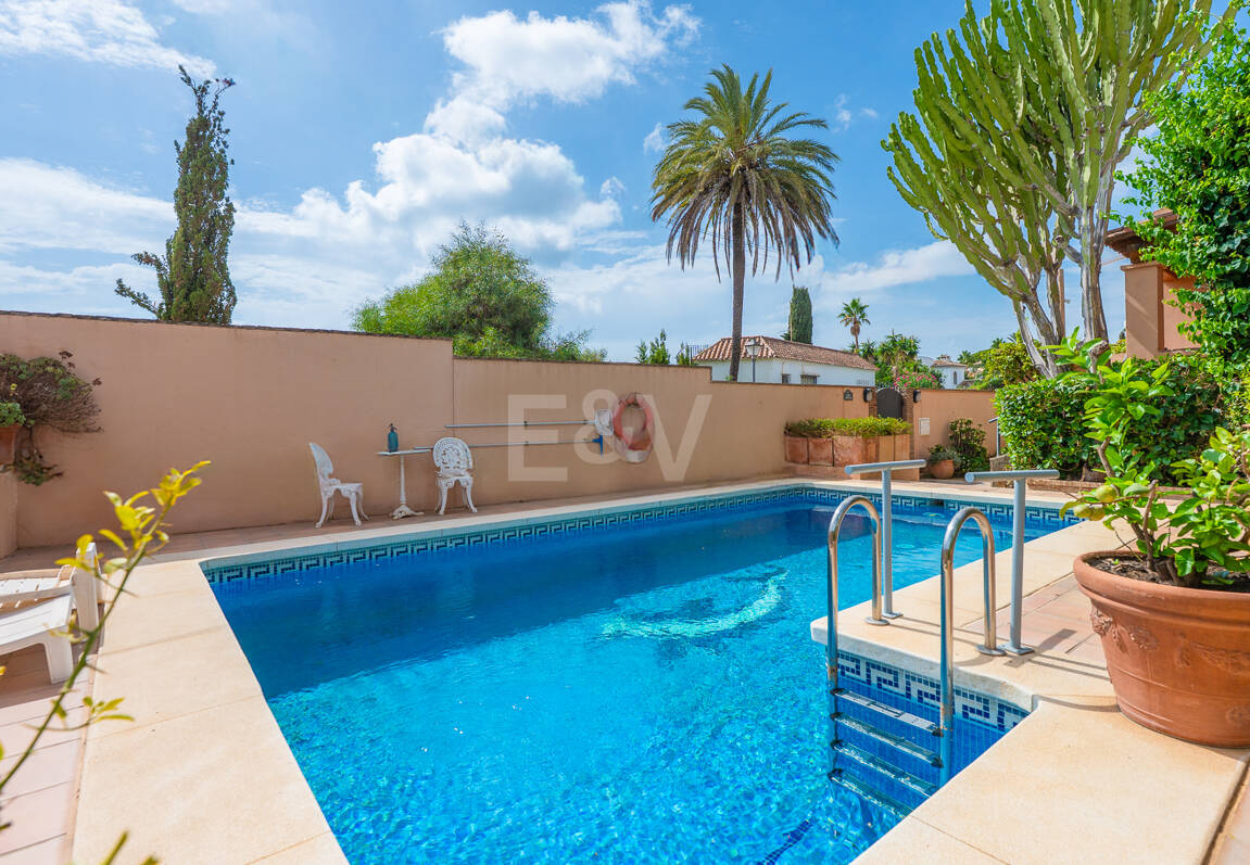 Casa familiar de estilo andaluz a poca distancia de la playa