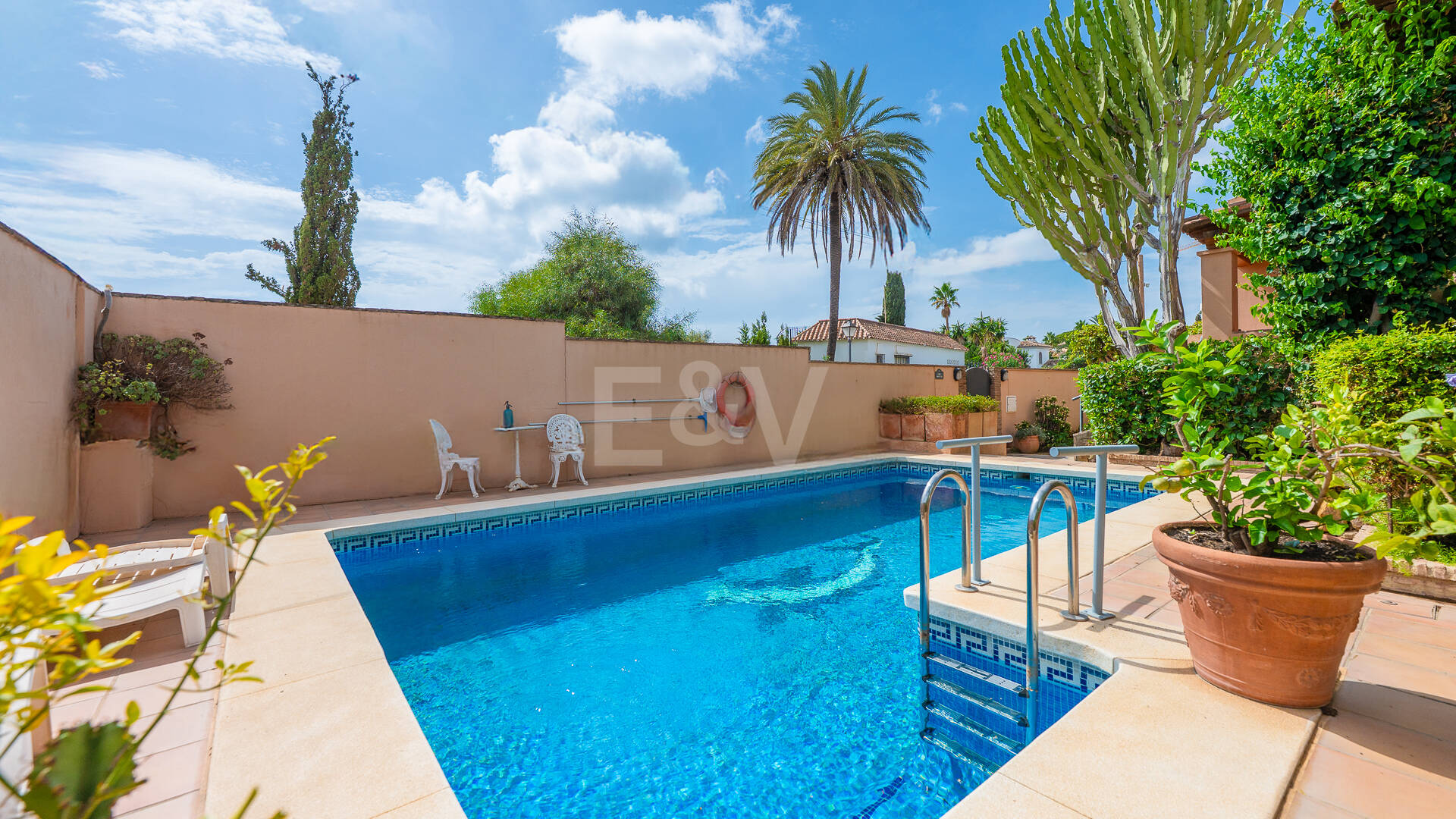 Casa familiar de estilo andaluz a poca distancia de la playa