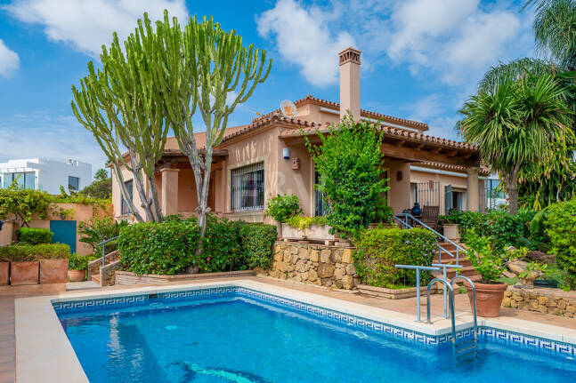 Casa familiar de estilo andaluz a poca distancia de la playa