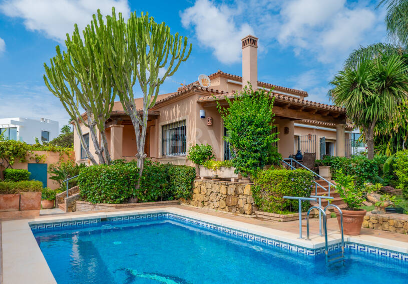 Casa familiar de estilo andaluz a poca distancia de la playa