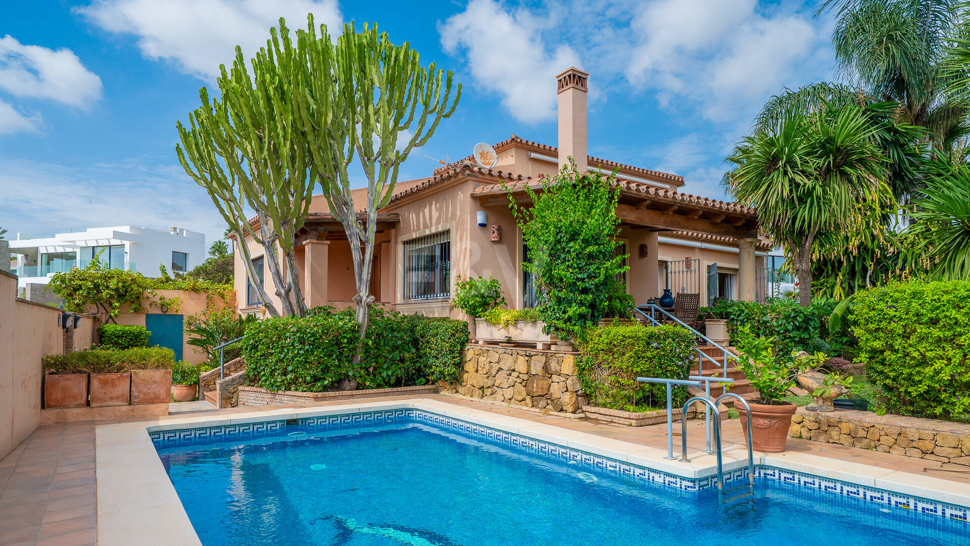 Casa familiar de estilo andaluz a poca distancia de la playa