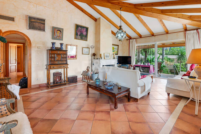 Casa familiar de estilo andaluz a poca distancia de la playa