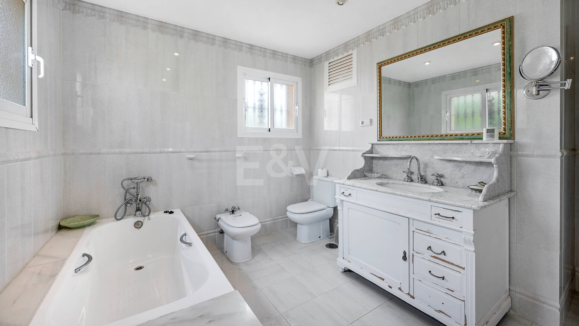 Casa familiar de estilo andaluz a poca distancia de la playa