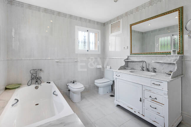 Casa familiar de estilo andaluz a poca distancia de la playa