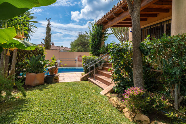 Casa familiar de estilo andaluz a poca distancia de la playa
