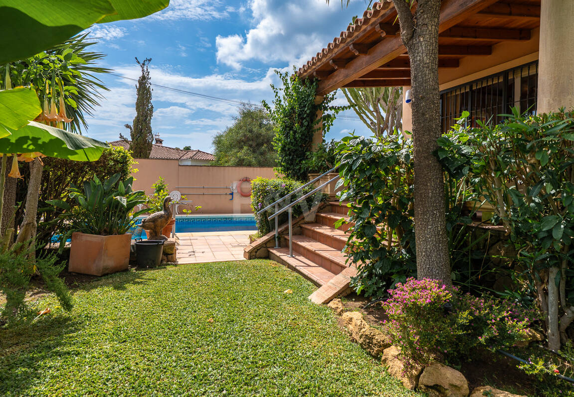 Casa familiar de estilo andaluz a poca distancia de la playa