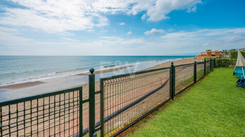 Bright 3-Bed with Direct Beach Access