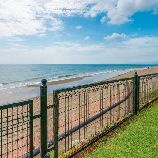 Bright 3-Bed with Direct Beach Access